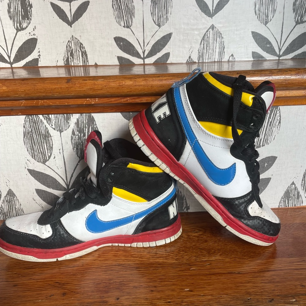 Boys size 4.5 Nike court sneaker.